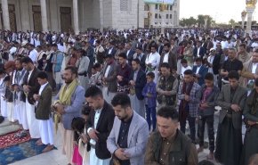 اليمنيون يحيون شعائر صلاة عيد الاضحى بالإهتمام بالقضية الفلسطينية