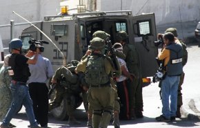 شاهد.. قوات الاحتلال تعتقل 12 فلسطينيا بينهم إمراة في الضفة