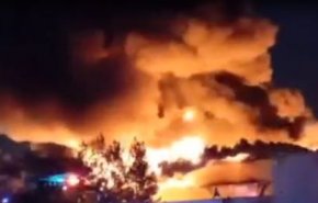 آتش‌سوزی گسترده کارخانه قیام نخ در شهرک صنعتی یزد + فیلم