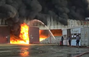 حريق جديد في ميناء الحديدة بعد أيام من العدوان الإسرائيلي