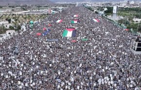 تظاهرات گسترده یمنی‌ها در محکومیت تجاوز رژیم اسرائیل به الحدیده 
