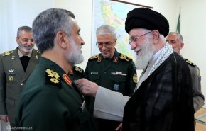 قائد الثورة يقلد العميد حاجي زاده وسام الفتح