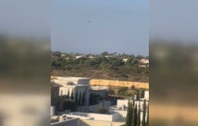 بالفيديو.. مروحيات الاحتلال تبحث عن مسيرات المقاومة فوق منزل نتنياهو