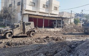 قوات الاحتلال تحاصر منزلين في طولكرم وتفجر منازل بمخيمها