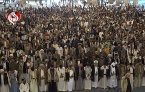 اليمنيون يقيمون صلاة الغائب على الشهيد الضيف ورفاقه