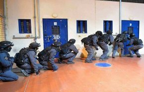 حماس: إقتحام الاحتلال زنازين الأسرى بسجن عوفر سلوك إجرامي

 