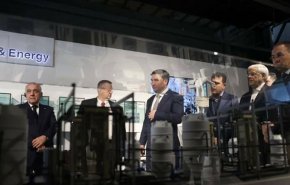 النائب الأول لرئيس الجمهورية وقادة أربع دول يزورون معرض الإنجازات العلمية في إيران