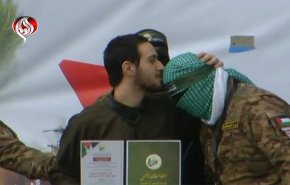 خلال تسليم الأسرى.. تقبيل رأس مقاتلي القسام وتنكيس السلاح