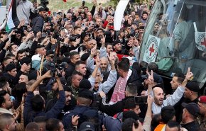 مكتب إعلام الأسرى: الإفراج عن 590 أسيرًا فلسطينيًا الليلة