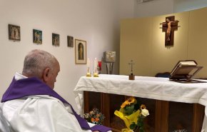 شاهد..أول ظهور للبابا فرنسيس من شرفة المستشفى 
