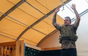 صور..وزير الدفاع الامريكي يثير ضجة بوشم كلمة عربية على ذراعه