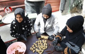 رغم القصف الاسرائيلي.. نساء غزاويات يصنعن كعك العيد