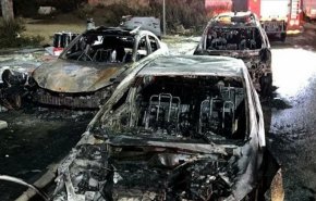 مستوطنون يهاجمون بلدة دوما ويحرقون مركبات ومزارع فلسطينية