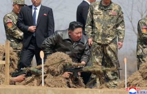 بالصور..زعيم كوريا الشمالية يختبر بندقية قنص بوضعية القرفصاء 