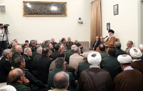 قائد الثورة يستقبل جمعا من قادة القوات المسلحة