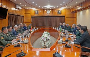 وزير الدفاع الايراني يؤكد على أهمية تطوير التعاون مع طاجيكستان