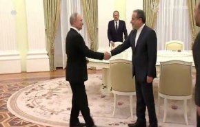 بالفيديو.. الرئيس الروسي يستقبل وزير الخارجية الإيراني في الكرملين