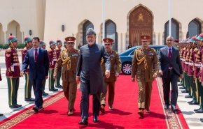 سلطان عمان يصل إلى العاصمة الروسية وسيلتقي بوتين