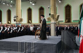 قائد الثورة الاسلامیة يستقبل جمعا من العمال