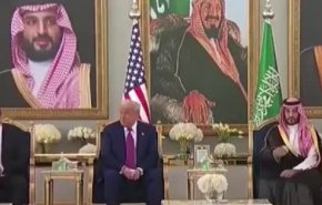 ترامپ در بدو ورود به عربستان سنت شکنی کرد+فیلم