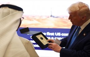 شاهد..رد فعل ترامب عند تلقيه هدية اماراتية غير تقليدية