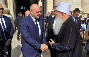 مصافحة الرئيس اللبناني لـ ’طريف’ تثير الجدل… والرئاسة توضح!