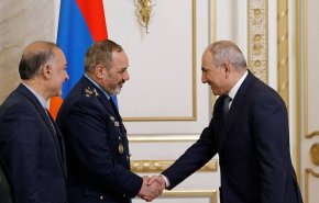 وزير الدفاع الايراني يلتقي رئيس وزراء ارمينيا