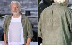  مؤسس ويكيليكس يرتدي قميصا عليه أسماء آلاف اطفال غزة الشهداء