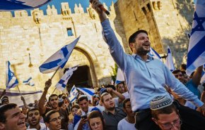 مستوطنون يقتحمون الأقصى بحماية قوات الاحتلال.. انطلاق مسيرة الأعلام الاستفزازية