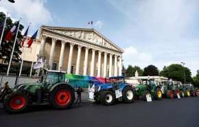 تجمع اعتراضی کشاورزان فرانسوی در مقابل پارلمان این کشور