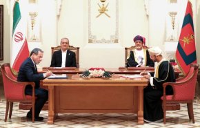 إيران وعُمان توقّعان 18 وثيقة تعاون لتعزيز العلاقات الثنائية