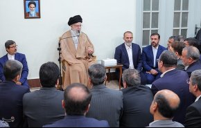 قائد الثورة للمسؤولين:لا تضيعوا فرص الخدمة واستمعوا حتى لأصوات الغضب