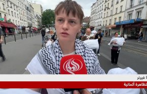 شاهد.. فتاة قدمت من ميونيخ الى باريس تضامنا مع غزة