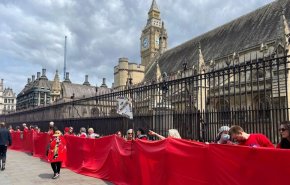 سلسلة بشرية تطوق البرلمان البريطاني لوقف تسليح تل ابيب