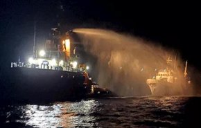 بالفيديو...جنود صهاينة يحاصرون مركب 