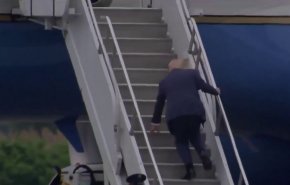 دچار شدن ترامپ به سرنوشت بایدن هنگام سوار شدن به هواپیما+ فیلم
