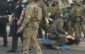 انتقادات لاذعة لقوات الأمن الأمريكية بسبب تعاملها مع امرأة محتجة+فيديو