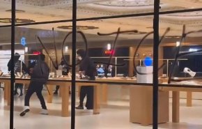 شاهد/اقتحام وسرقة متجر أبل بلوس أنجلوس تزامنا مع الاحتجاجات