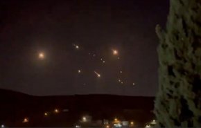 بدء الموجة العاشرة من الهجمات الصاروخية الإيرانية على الاراضي المحتلة (فيديو)