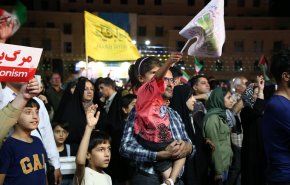 أبناء أصفهان يشيدون بعملية الوعد الصادق 3