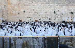 مستوطنون يقتحمون حائط البراق وقبر يوسف وإصابة 4 منهم