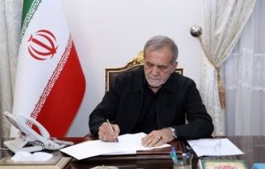 الرئيس الإيراني يبلغ قانون تعليق التعاون مع الوكالة الدولية للطاقة الذرية