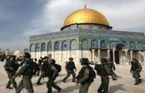 الاحتلال يفرض إجراءات تهويدية خطيرة على الأقصى والإبراهيمي
