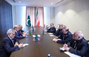 الرئیس بزشکیان يلتقي رئيس الوزراء الباكستاني