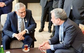 على هامش قمة إيكو: وزير الخارجية الإيراني يلتقي نظيره الباكستاني