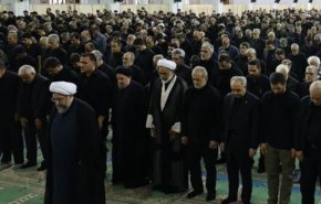 رییس جمهور به یاد نماز ظهر عاشورای امام حسین در جمع عزاداران تبریز ادای فریضه کرد+ فیلم