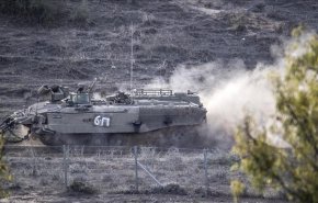 شاهد.. مقاوم فلسطيني يتحدى الموت ويهاجم دبابة إسرائيلية 