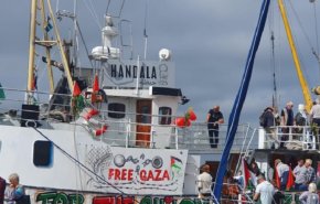 سفينة ’حنظلة’ تواصل مسيرتها لكسر الحصار عن غزة وسط محاولات لعرقلتها