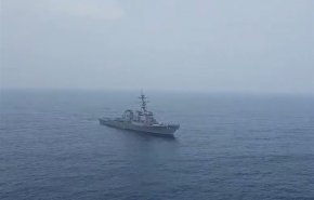 شاهد/ البحرية الإيرانية تجبر مدمّرة أميركية على التراجع في بحر عُمان