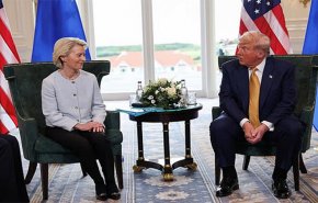 الكشف عن لغز البقع على يد ترامب خلال زيارته إلى اسكتلندا + فيديو